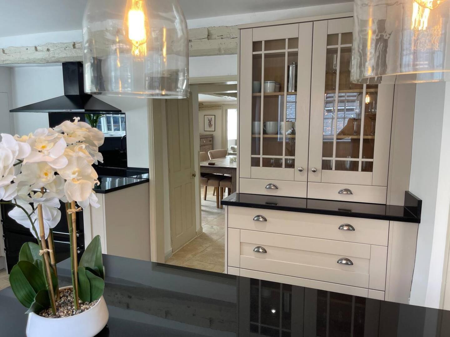Elegant Oak Beamed House In Pretty Village - Cambridge Homehost Buckden  Екстериор снимка