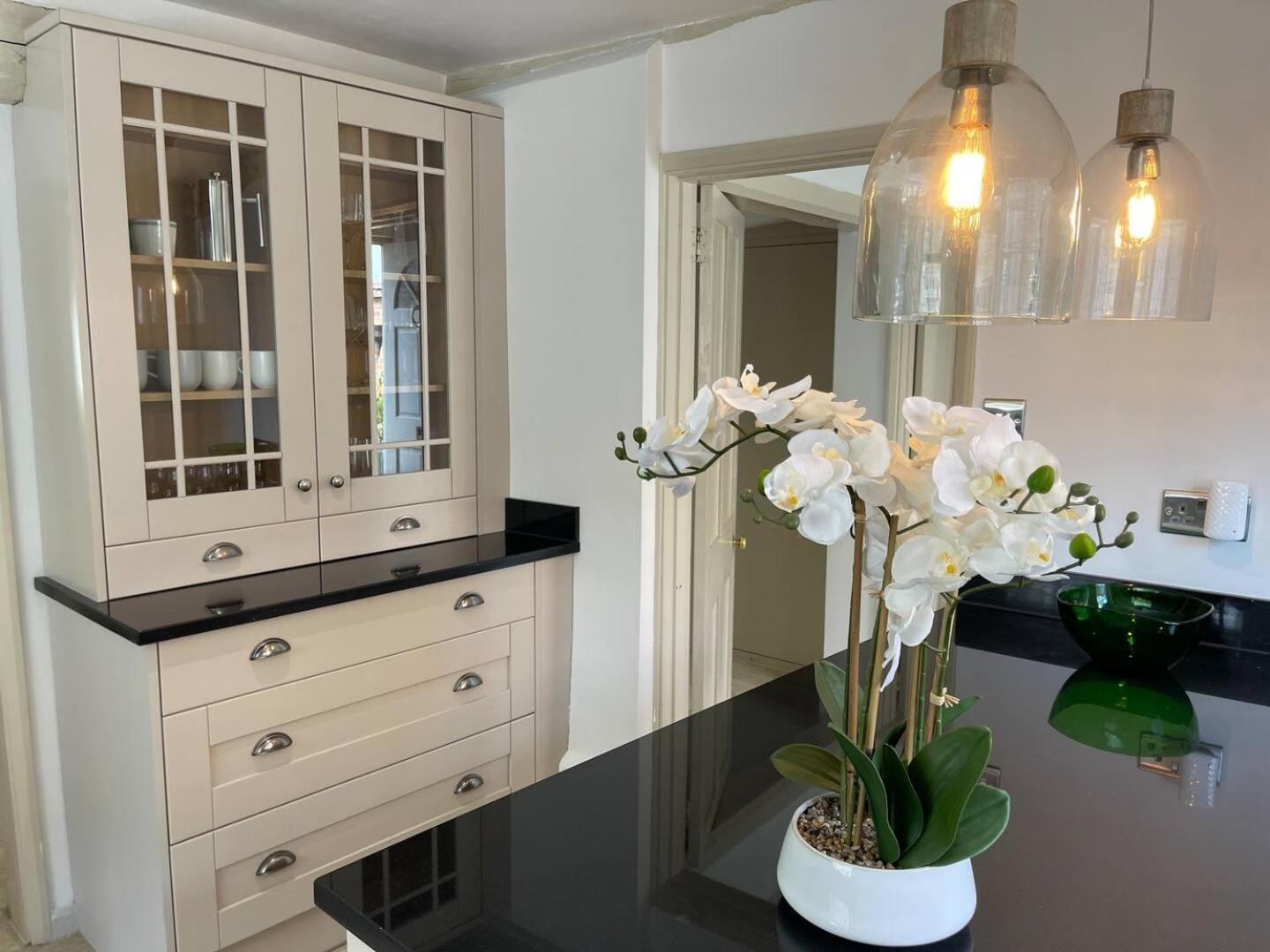 Elegant Oak Beamed House In Pretty Village - Cambridge Homehost Buckden  Екстериор снимка