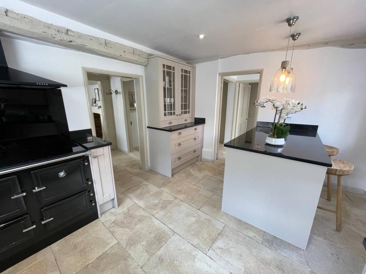 Elegant Oak Beamed House In Pretty Village - Cambridge Homehost Buckden  Екстериор снимка