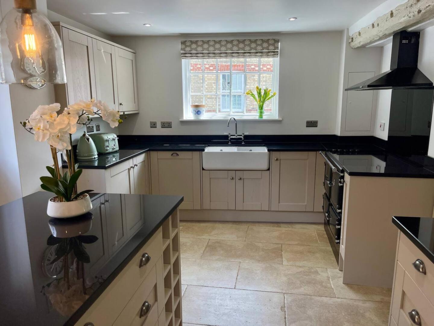 Elegant Oak Beamed House In Pretty Village - Cambridge Homehost Buckden  Екстериор снимка