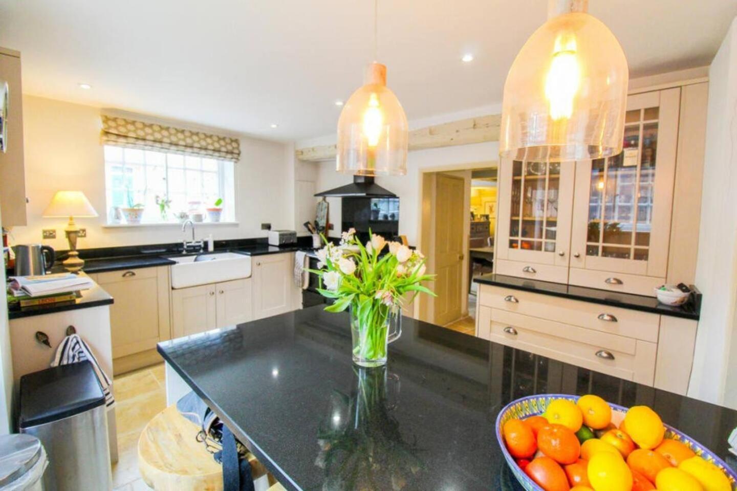 Elegant Oak Beamed House In Pretty Village - Cambridge Homehost Buckden  Екстериор снимка