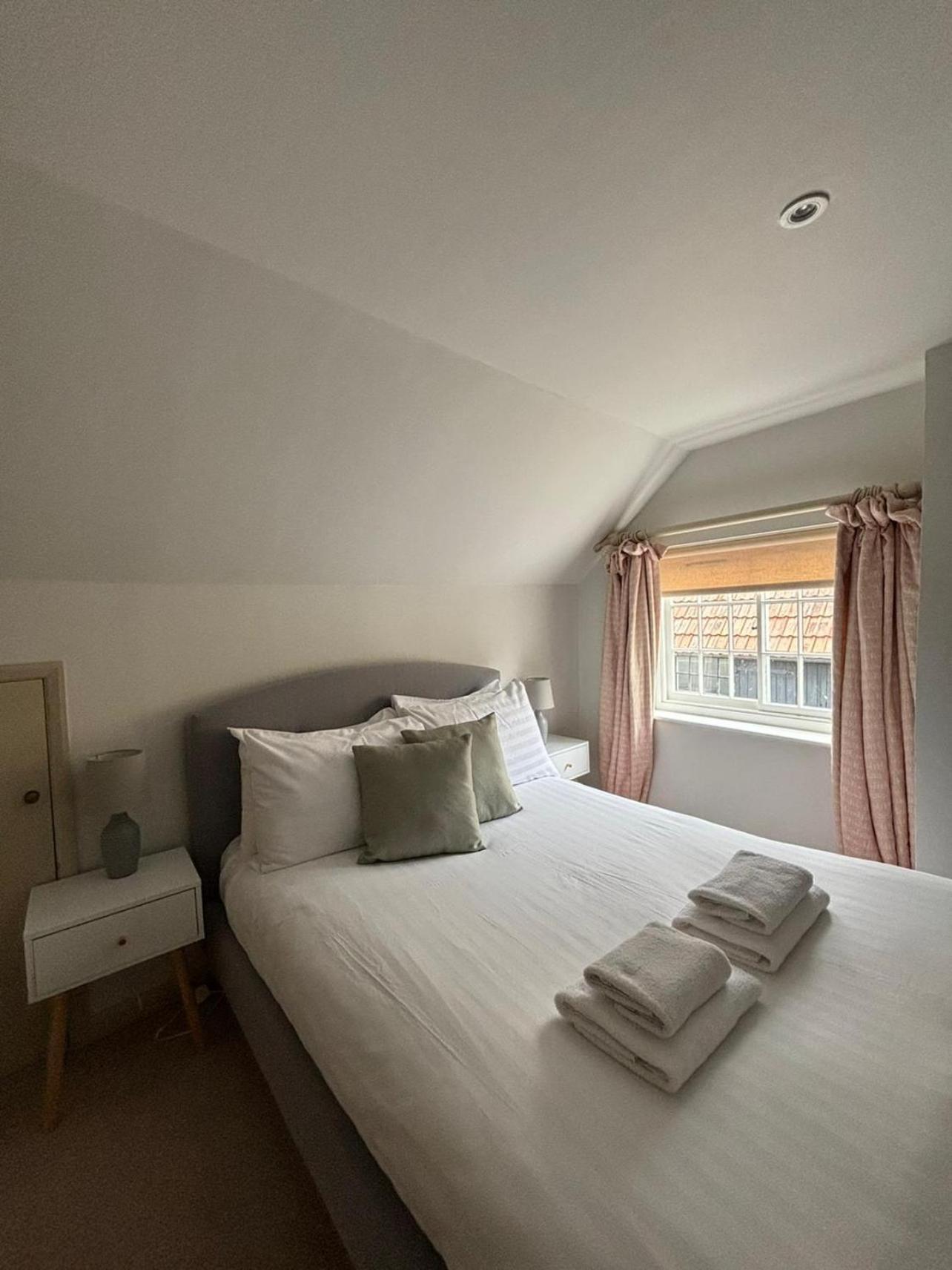 Elegant Oak Beamed House In Pretty Village - Cambridge Homehost Buckden  Екстериор снимка